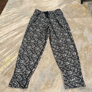 Lululemon Jet Crop
Shimmy Shimmer Black White pants size 4 in EUC‎